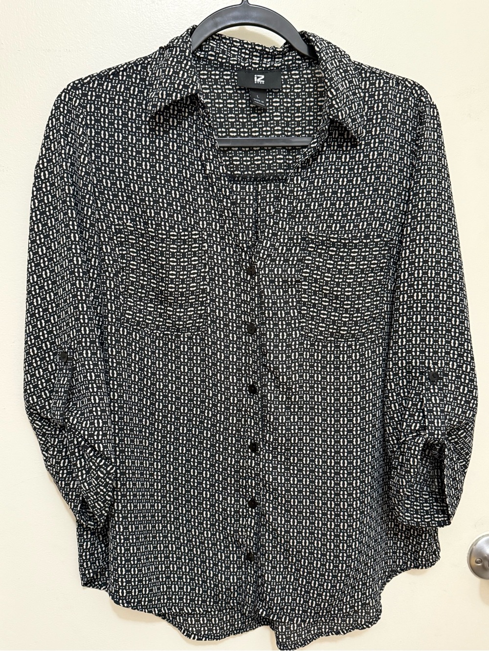 IZ  Byer women’s Black Patterned Button-Up Shirt